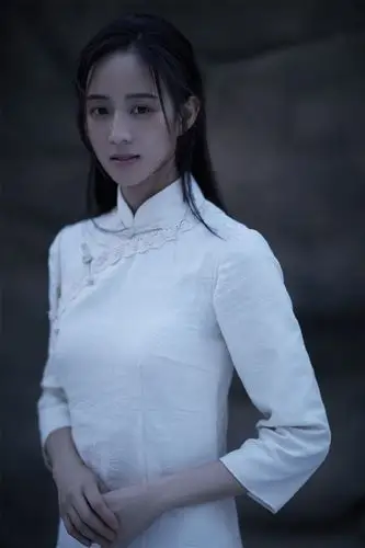 张钧甯身穿白色旗袍配黑色长发清新素雅,眉目如画