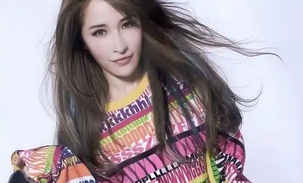 题目:执着的爱情与多变的年龄:走近萧亚轩的感情世界概述:近日,一组