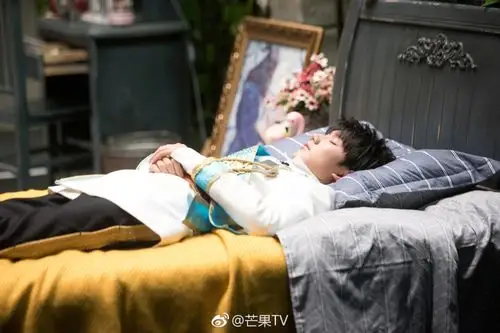 组图:王源穿王子装戴皇冠尽显贵族气质 低头思考展现完美侧颜杀_高清