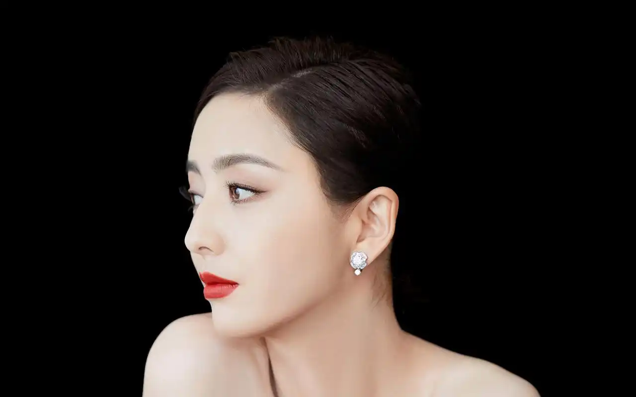 佟丽娅吊带礼服性感图片桌面壁纸