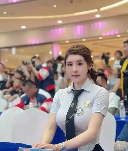 健美大赛爆火的女裁判--刘太阳!天使面孔魔鬼身材!_健身_自律_训练