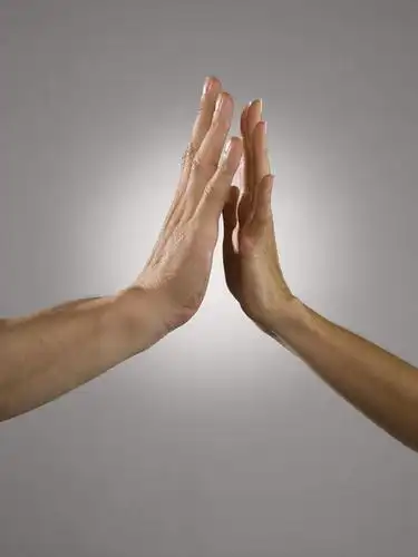 成功,胜利,欧洲,欧洲人,击掌,灰色背景,墙,浪漫,墙壁,墙面,灰色,手势