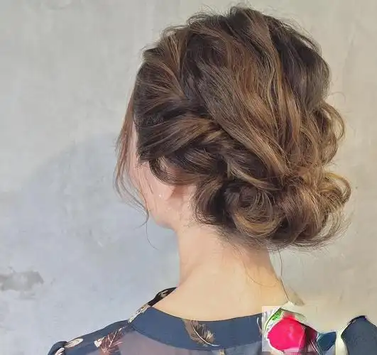 盘发发型是专属成熟女士的发型,岁月赋予女人不同的气质,成熟的女士更