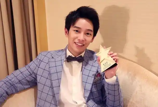 就算是大明星杨幂,在接受采访时也喜欢拿自己的身高来开个小玩笑呢.