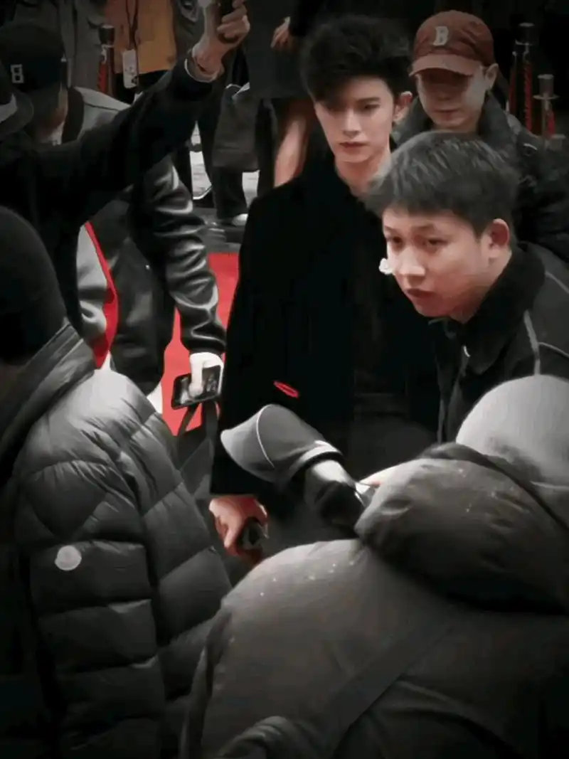 男明星走路姿势,谁才是你眼中最美的风景? 肖战走路——"劈叉式".