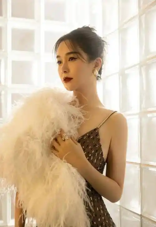 46岁左小青身材真丰腴!穿深v蕾丝裙差点"撑爆",性感又迷人_造型_元素_