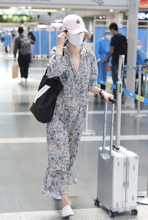 马伊琍现身机场,穿碎花连衣裙搭小白鞋,头戴粉色帽子气质满满