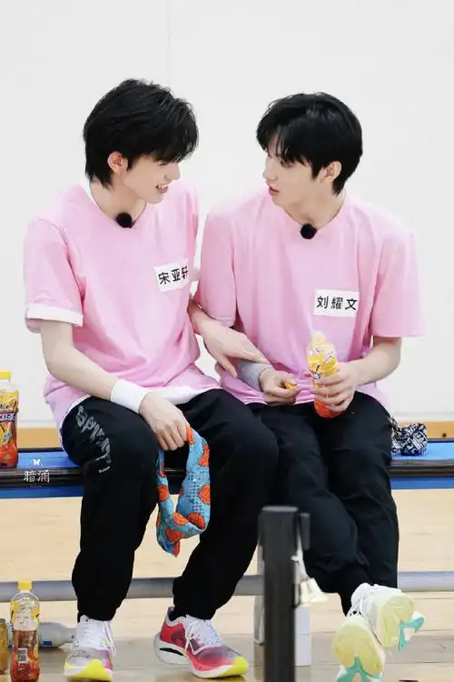 宋亚轩在刘耀文镜头比耶