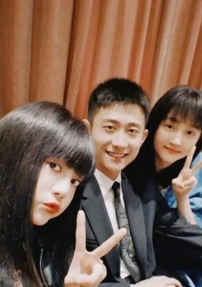 张一山关晓彤李溪芮合照,帅哥美女没错了 旁边的女生是谁呀[大笑]