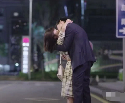 最萌身高差是怎么接吻的?看到脚底的瞬间,网友:我需要减肥了