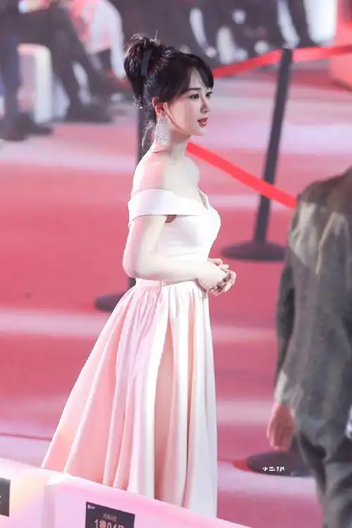 杨紫露肩樱花粉裙