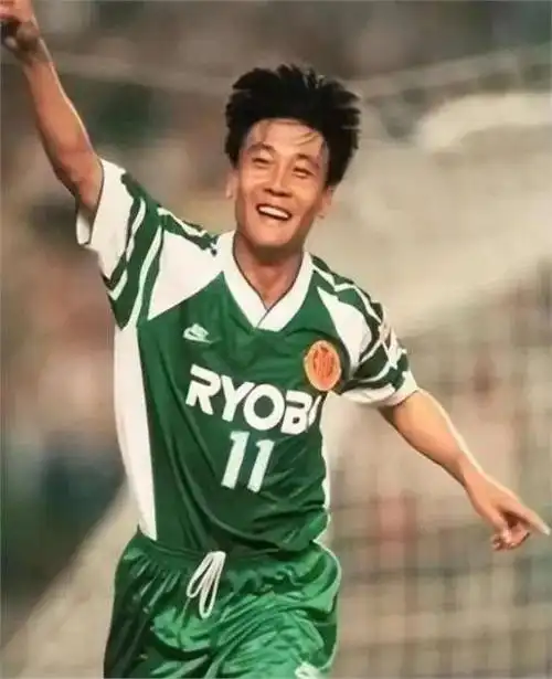 在酒精的作用下,他对台上表演的歌手王纳文竟然产生了好感.