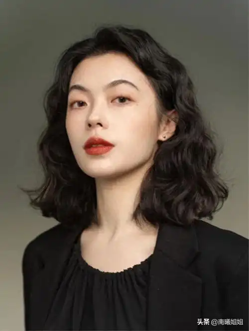 今年这3种齐肩烫发火了比长发洋气比短发显脸小真美