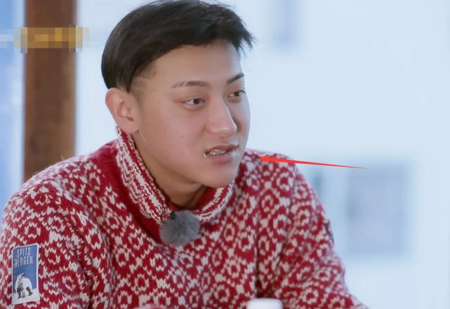 黄子韬太憨实了,吃饭时有谁注意他的嘴?网友:多少天没吃饭了?