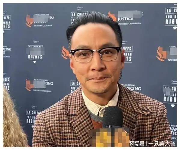 再加上花白的胡子,太薄的嘴唇和憔悴的神情,还不到50岁的吴彦祖看起来