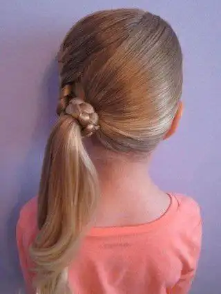 头发从中间一分为二,两侧的刘海有层次的弯曲而下,后面蓬松的扎起一个