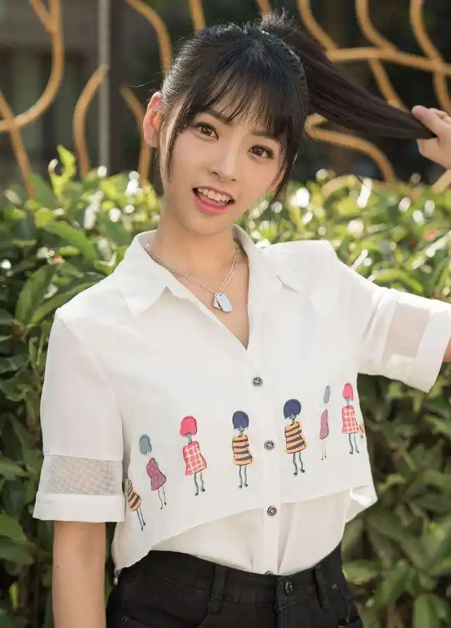 sing女团林津伊初秋写真清新美好,明眸皓齿似拍牙膏广告