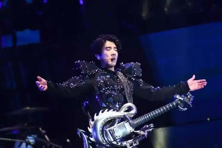 爱不爱王力宏爱的这把音符龙爱琴?_吉他