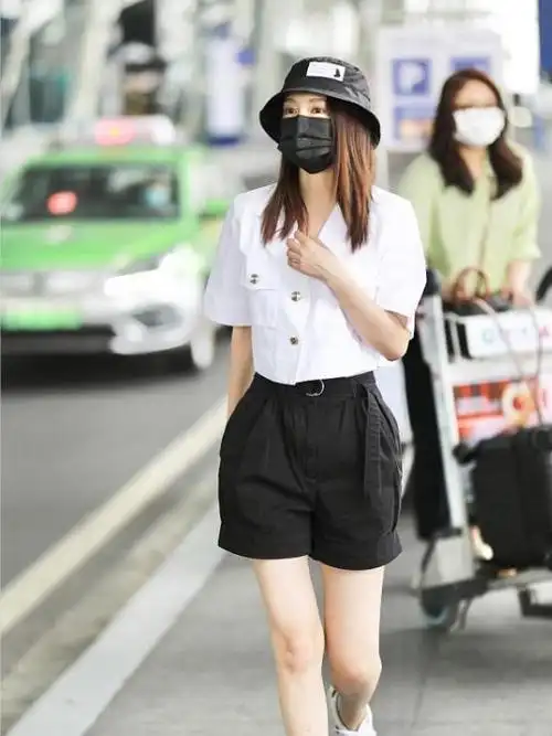 李沁不愧是公认的清爽女神穿短袖衬衫搭配高腰短裤简约又时髦