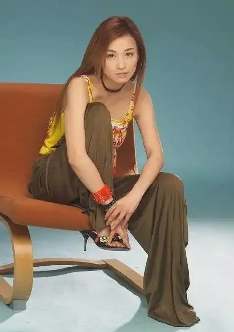 她的整体穿搭,其实比过去都更适合她,年轻时候的张庭,虽然年轻漂亮也