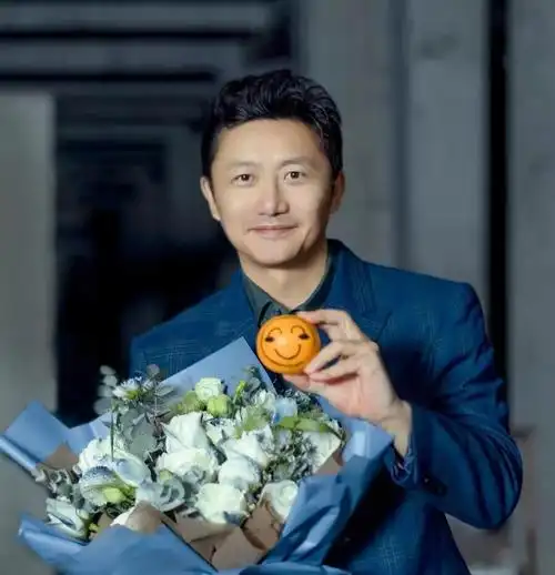 48岁的涂松岩,曾自曝被富婆追求,闪婚后将美貌妻子宠成了公主