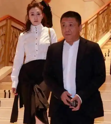 原创李小冉雷人爱情孙东海砍鄢颇20刀那个给他5亿的男人又是谁