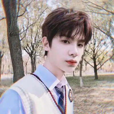 黄明昊头像自调