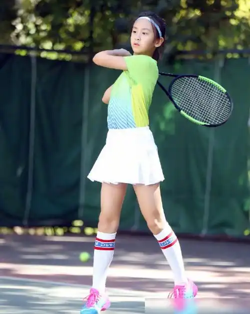 他不光果断的接受了女儿的决定,更在培养森碟打网球的同时,一有机会