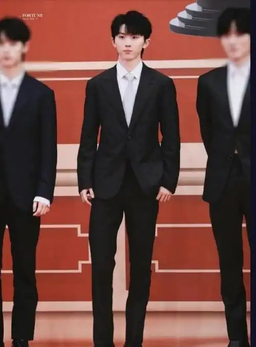 西装马嘉祺,这大长腿要溢出屏幕了,行走的画报啊