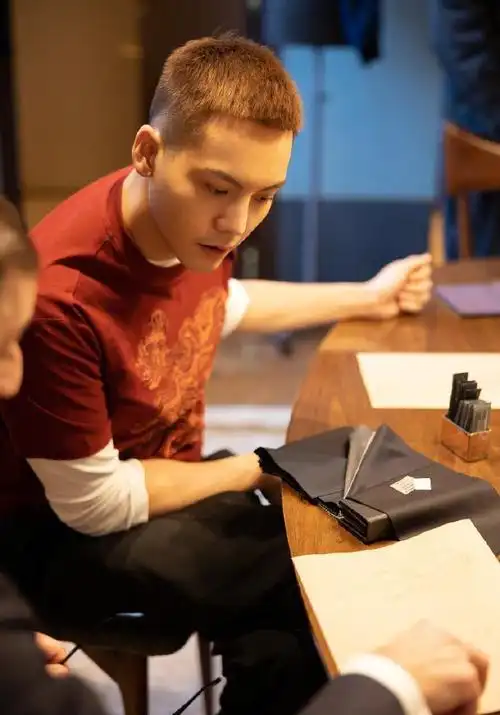 陈伟霆新款港风超短发亮相时装电影盛典纹理烫斜刘海帅到爆炸