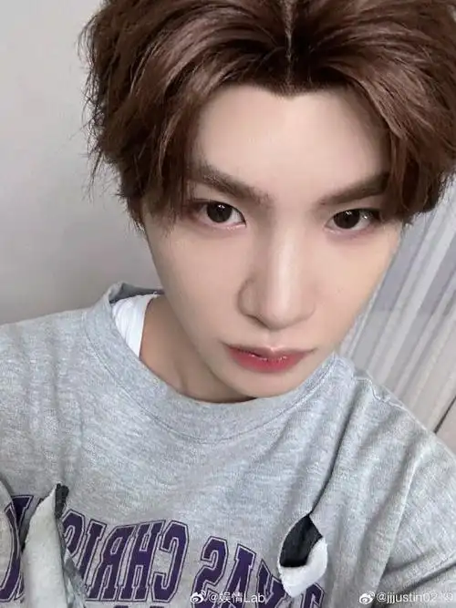 无需角度,怼脸自拍,@jjjustin0219就是这么自信小贾春分自拍新鲜出炉