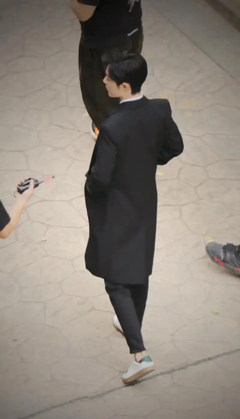 从此小说男主有了背影封神的黑西装