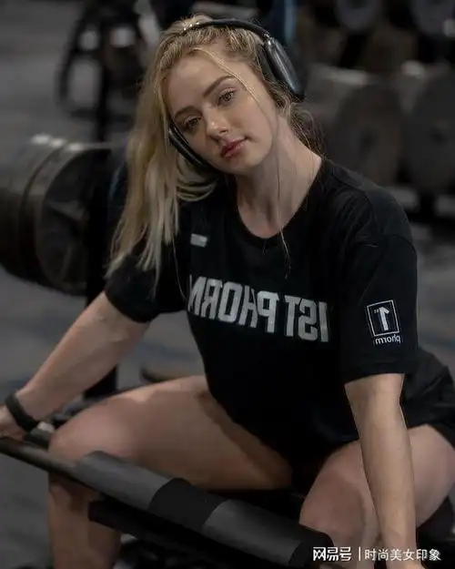 美国健身肌肉女教练体验被美女保护的滋味