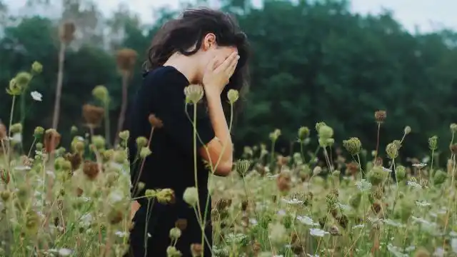 一个人心情不好难受想哭的图片