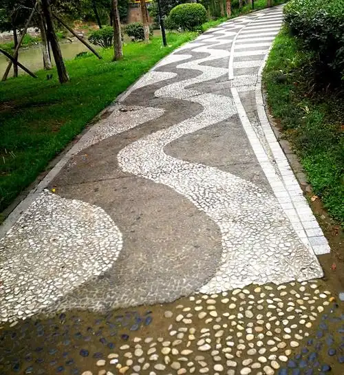 用最普通的鹅卵石,铺成漂亮的步道.