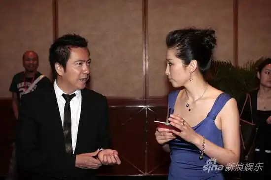 王中磊与李冰冰交谈新浪娱乐讯 8月20日,"大爱谊家"2009华谊兄弟明星