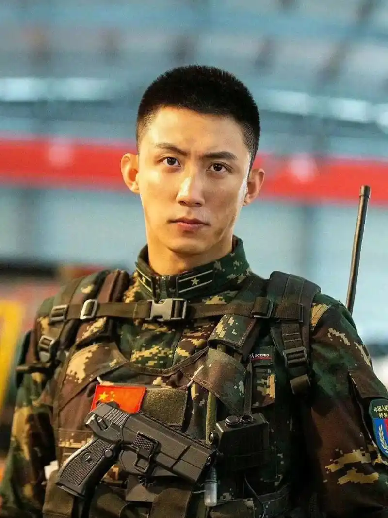 黄景瑜应该是年轻演员中演军警剧最好的演员,一身正气,阳刚硬朗,很有