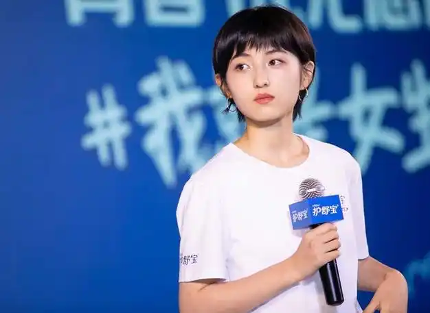 张子枫终于换新发型,剪超短发干净又利落,这张脸太精致了