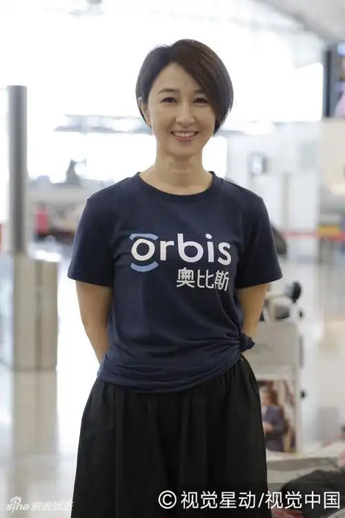 关咏荷探访尼泊尔震区 探访当地贫困的家庭