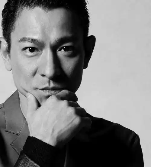 2014年5月,主演中国首部打拐题材的电影《失孤》,在片中饰演倔强善良