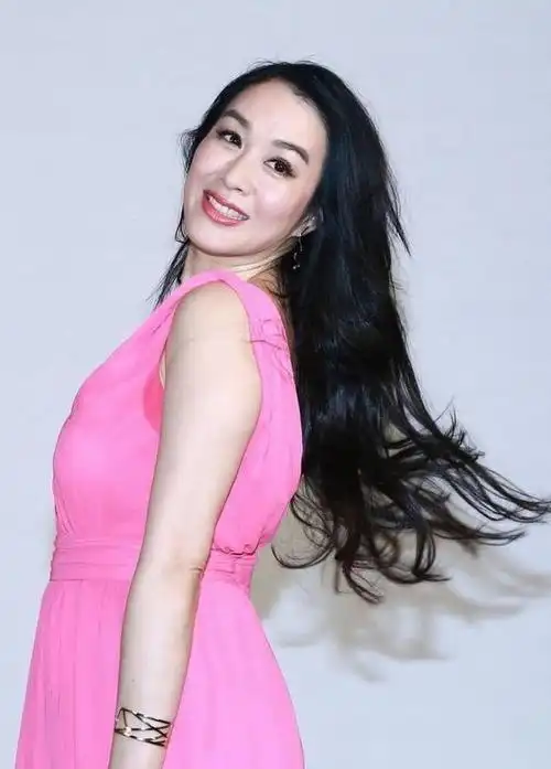 现如今60多岁的钟丽缇在年龄上,或多或少比别的女明星高出很多,但是在