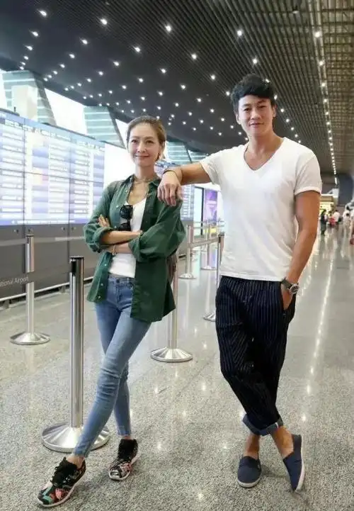 何润东全家福曝光老婆朴素难掩气质美妈妈穿红衣比儿媳都抢眼