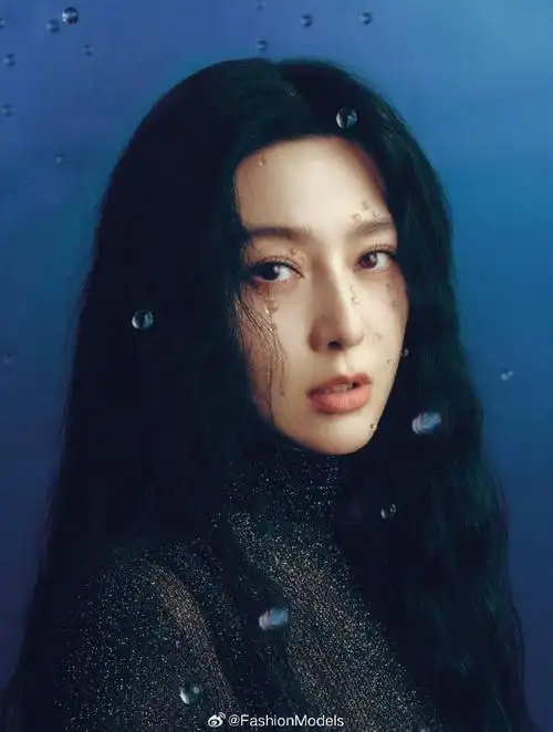 范冰冰#出镜prestige 香港版十月刊封面,披散着海藻般的长发,化身为