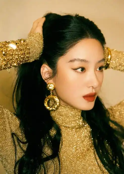 杨采钰穿金色礼服勾勒曼妙身材红唇卷发港韵满满