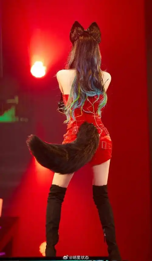 张靓颖演唱会装扮成黑尾狐妖穿长靴秀美大腿