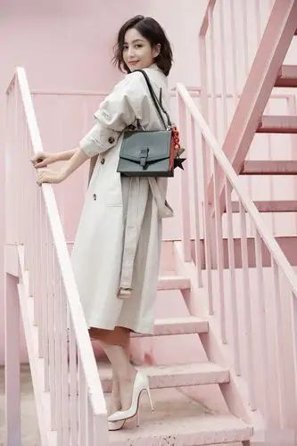 佟丽娅为显瘦拼了牛仔裤剪了套腰上穿直接勒出巴掌腰