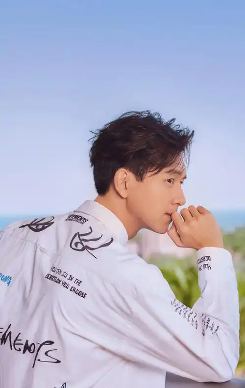 简介:李现清新帅气写真图片,分享一组李现图片给大家,图中的明星图片