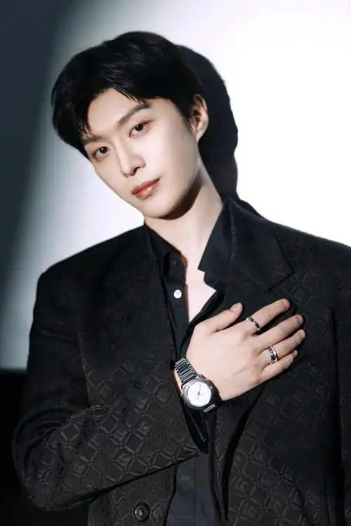 范丞丞all black造型鲨疯了!