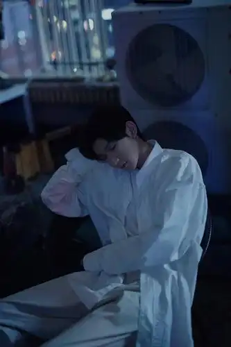 王源天台拍照神情忧郁 穿白衬衣好似忧郁小王子