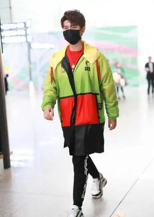 原创任嘉伦已是奶爸身份穿搭依旧潮酷有型看不出来他31岁了